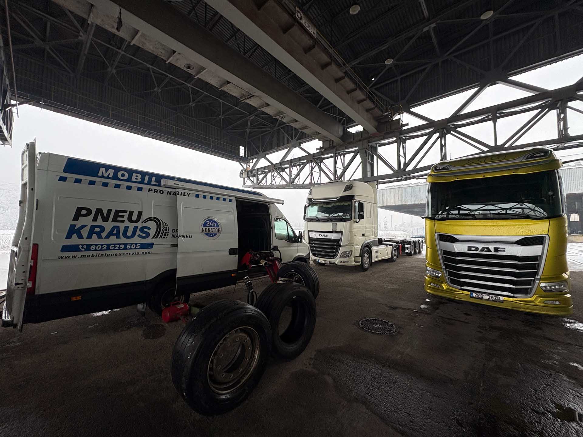 Výměna pneumatiky na kamionu v Děčíně.