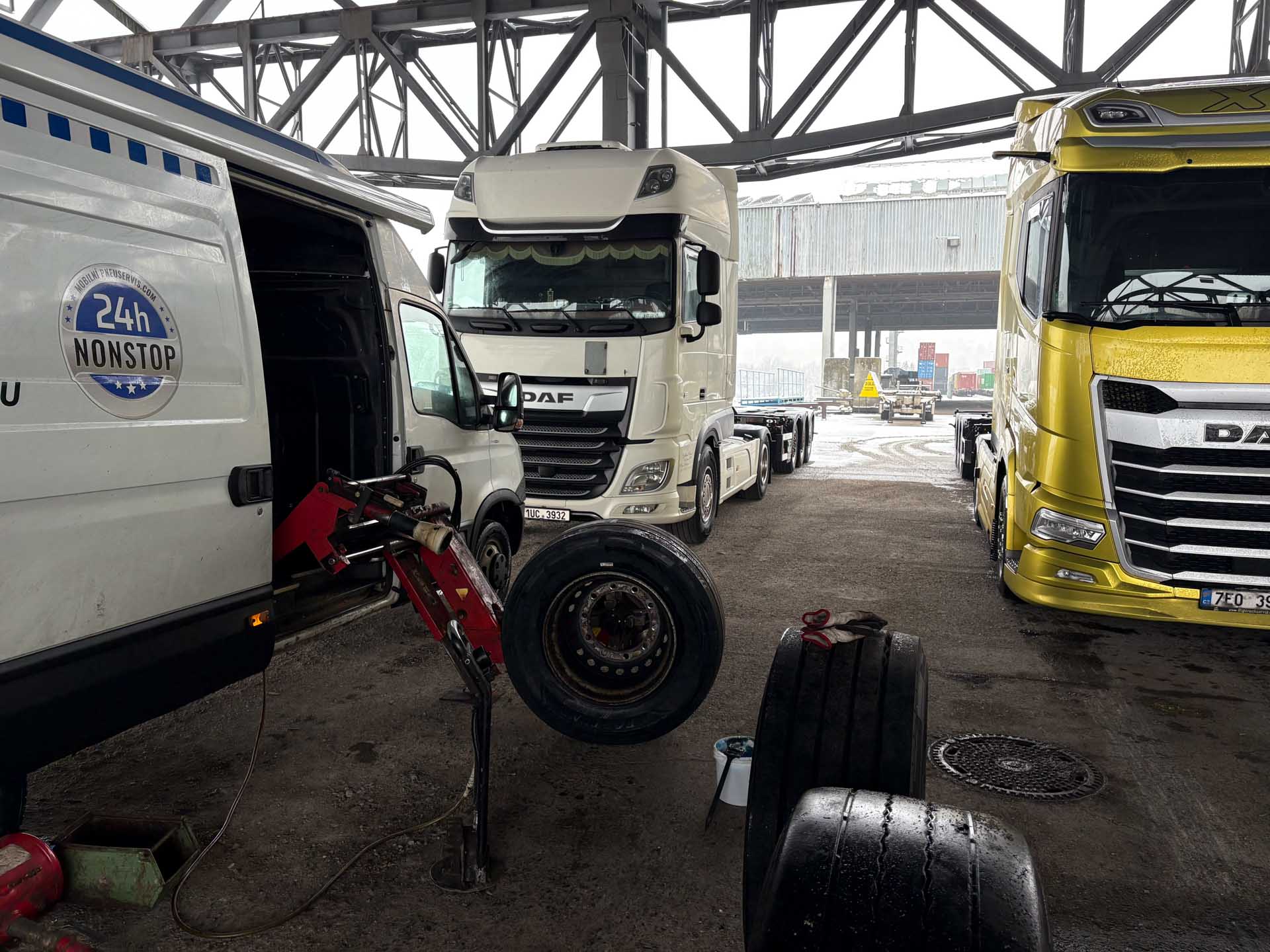 Výměna pneumatiky na kamionu v Děčíně.