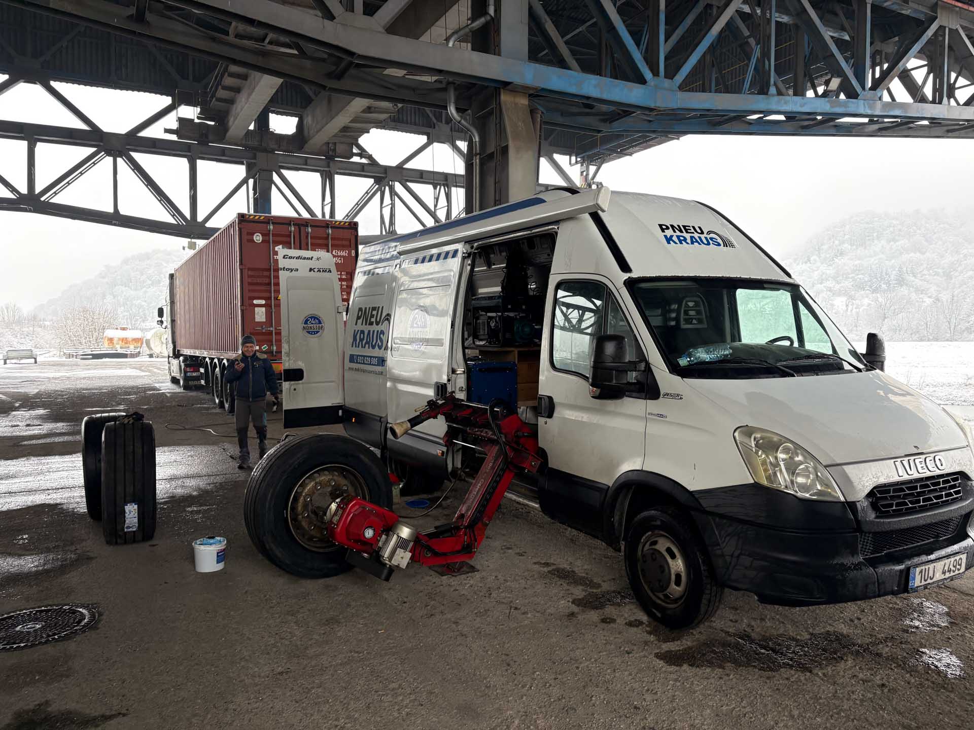 Výměna pneumatiky na kamionu v Děčíně.