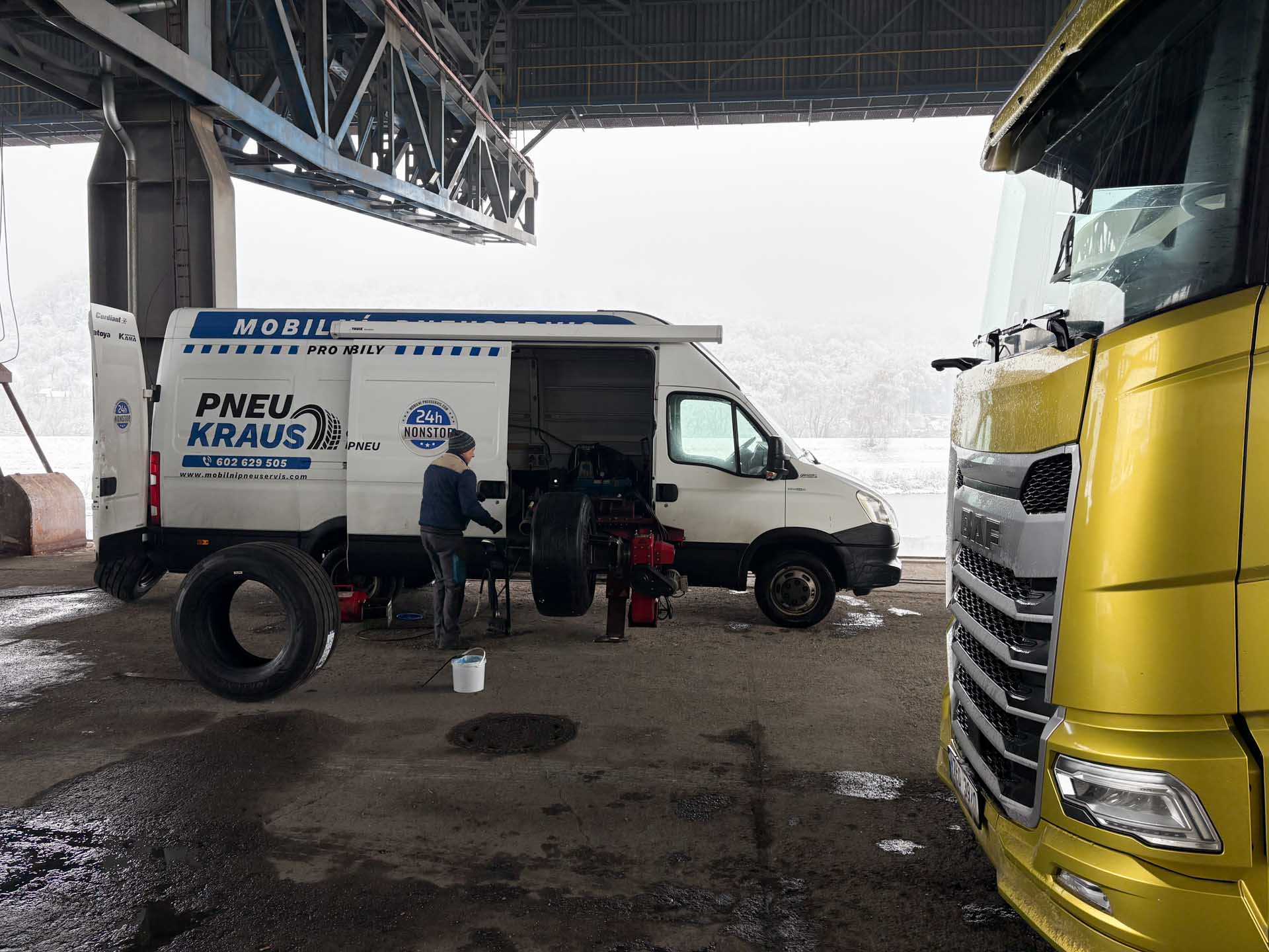 Výměna pneumatiky na kamionu v Děčíně.