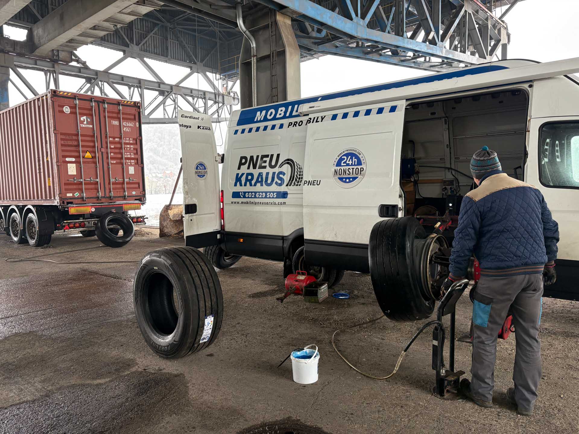 Výměna pneumatiky na kamionu v Děčíně.