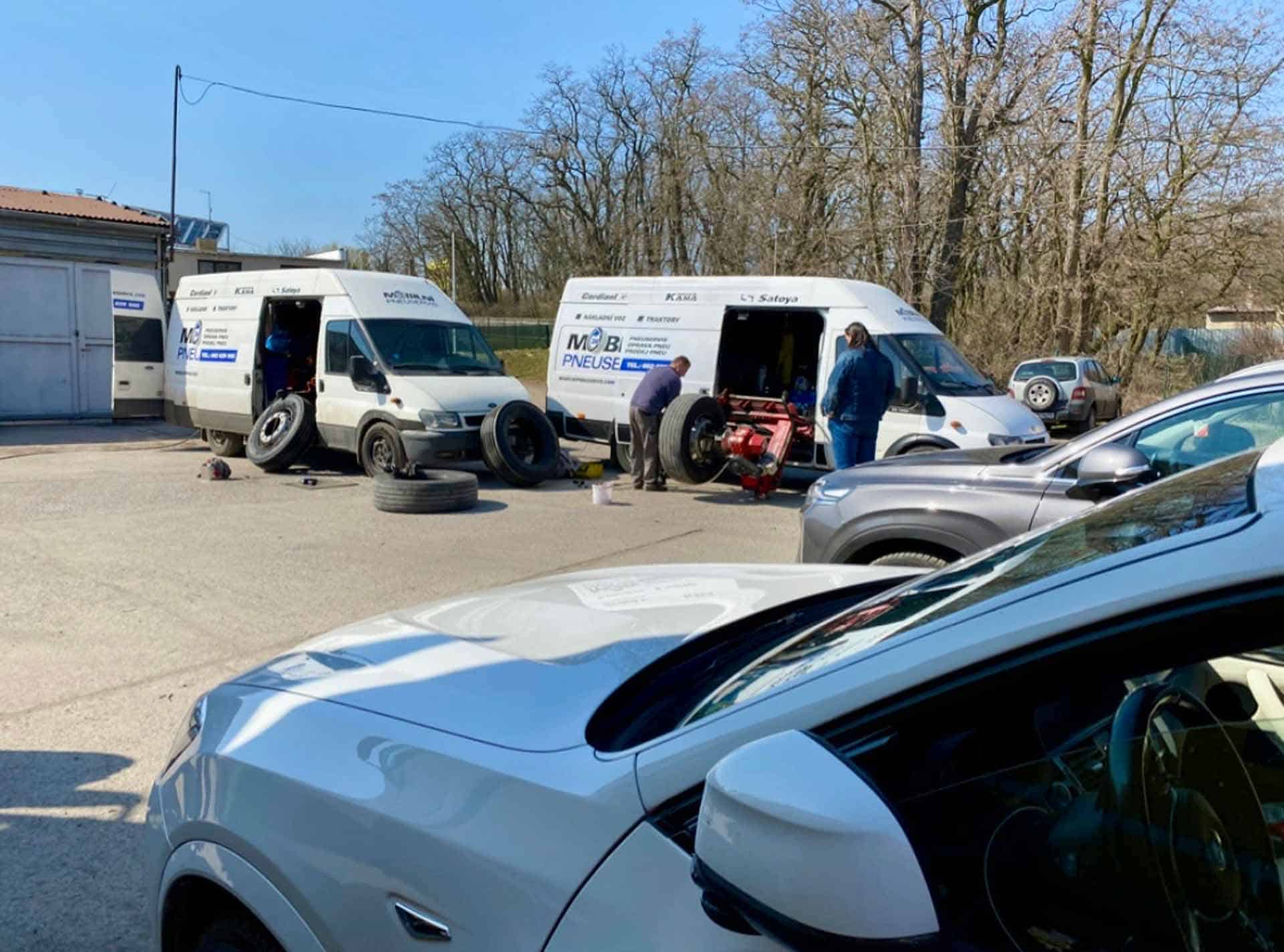 Výměna pneumatiky na kamionu v Děčíně.