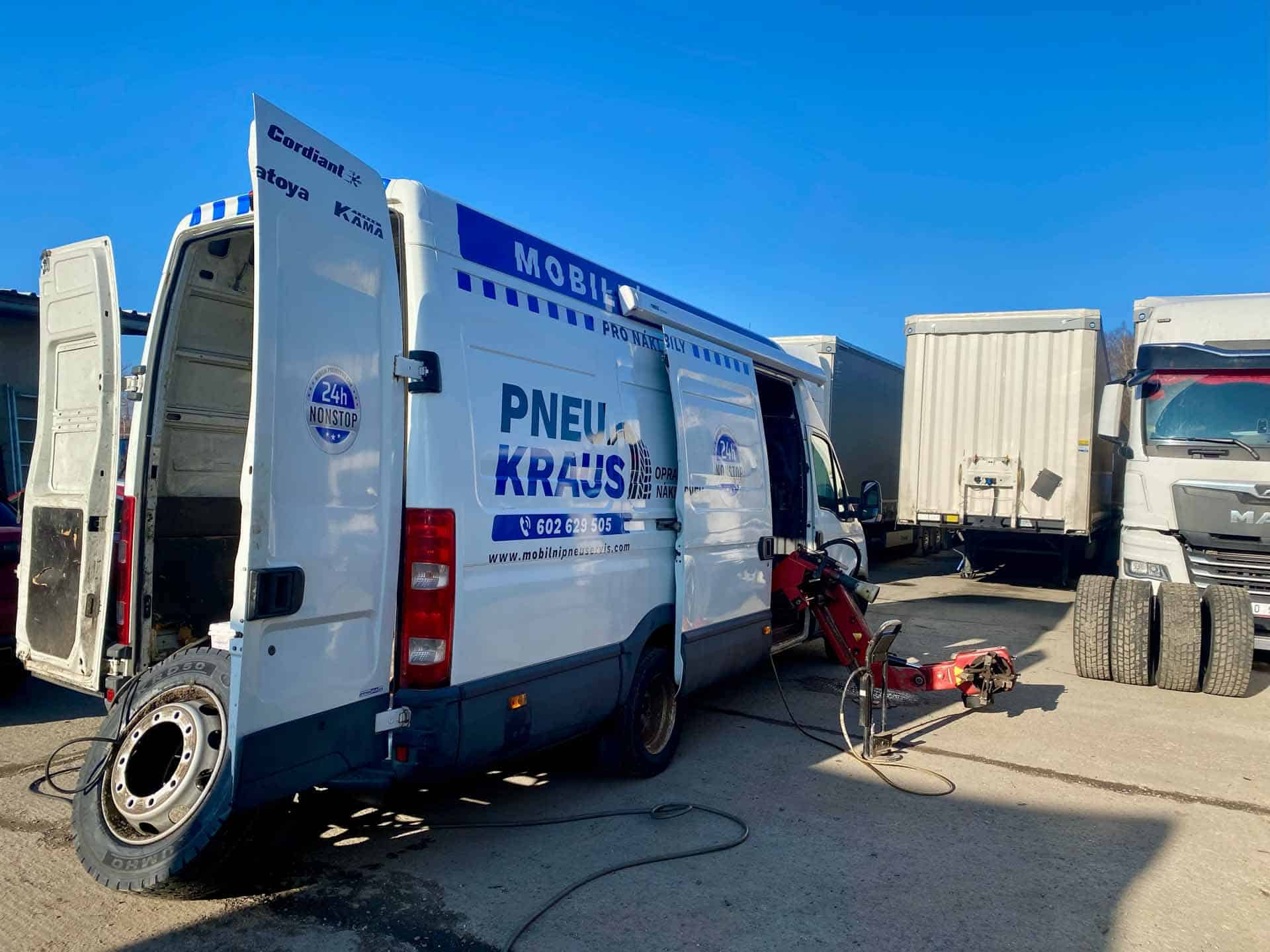 Výměna pneumatiky na kamionu v Děčíně.