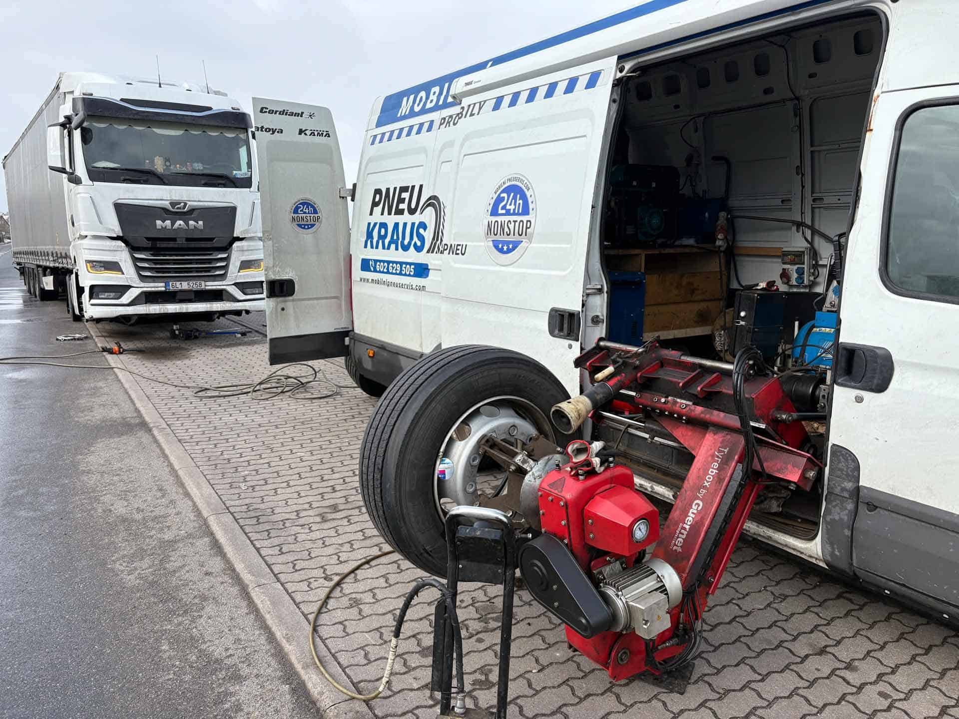 Výměna pneumatiky na kamionu v Děčíně. Pneuservis Kraus.