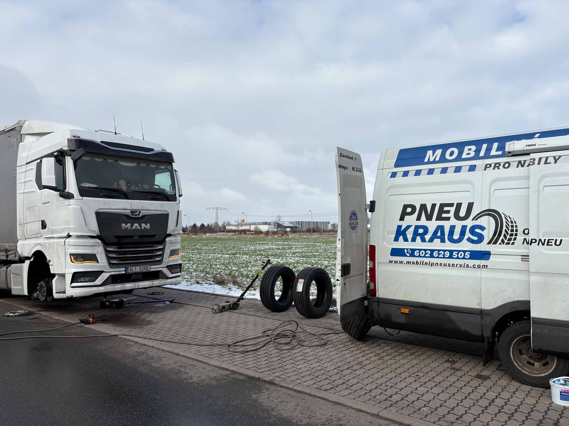 Výměna pneumatiky u kamionu v Děčíně.