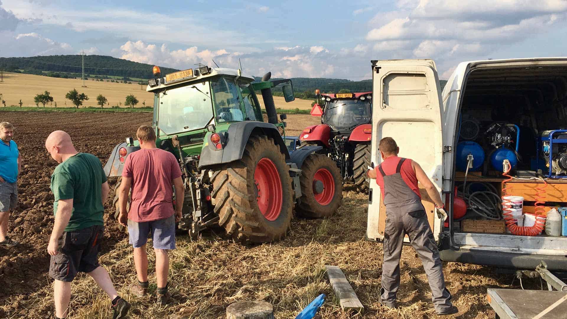 Výměna pneumatiky na traktoru v Děčíně.